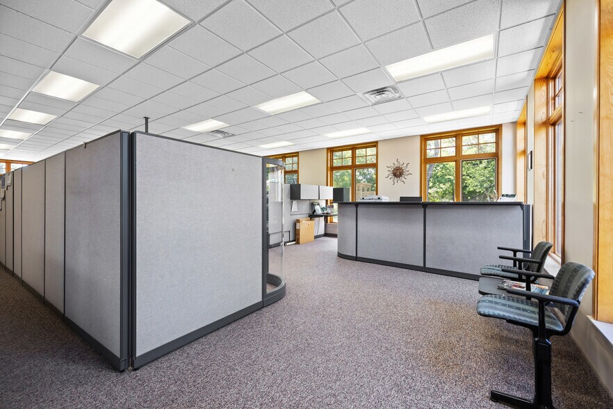 More Photos Of 3598 Green Pointe Ctr, Hamilton Office For Sale