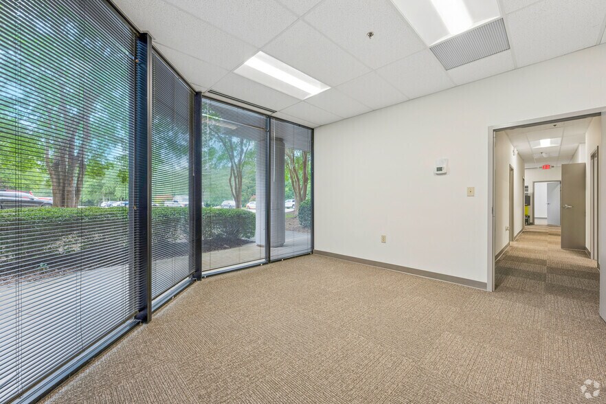 More Photos Of 5242 Royal Woods Pky, Tucker Unknown For Lease