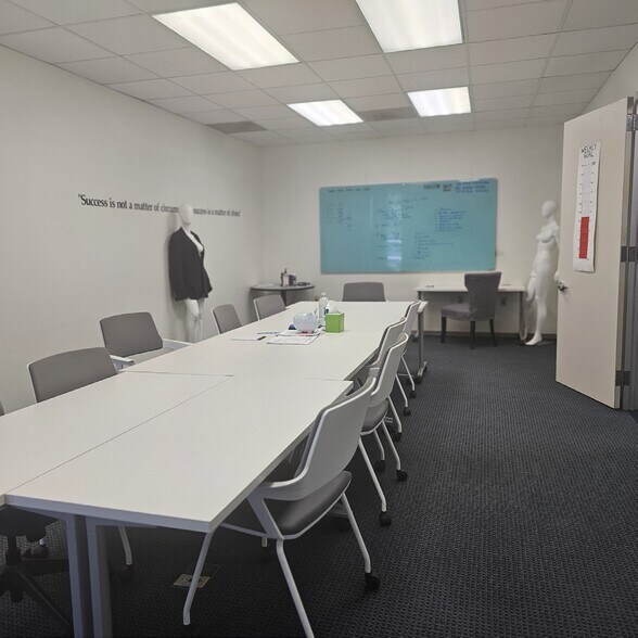 More Photos Of 4111 Directors Row, Houston Office For Sale