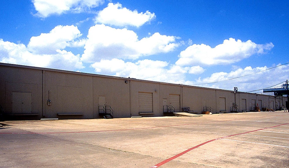 More Photos Of 15026-15080 Beltway Dr, Addison Light Manufacturing For Lease