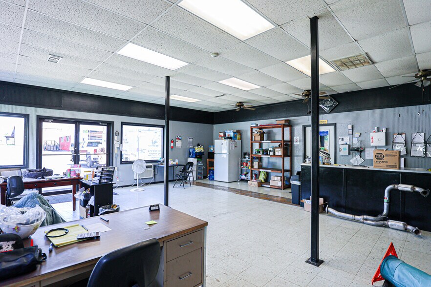 More Photos Of 430 US-62 E, Eddyville Auto Repair For Sale