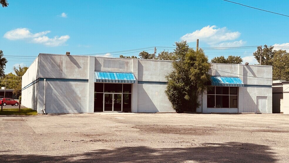 More Photos Of 32315 Grand River Ave, Farmington Freestanding For Lease