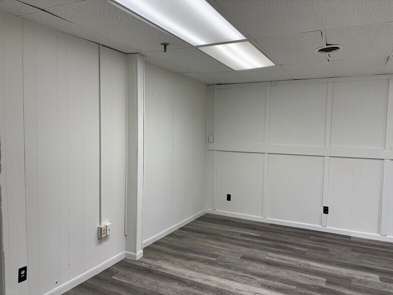 More Photos Of 418 W Lake Ave, Rossville Warehouse For Lease