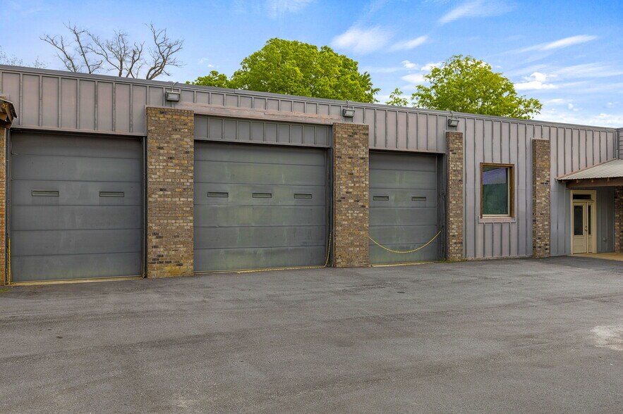 More Photos Of 505 E Main St, Clinton General Retail For Sale