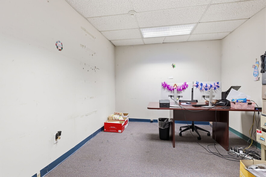More Photos Of 1568 Woodbourne Rd, Levittown Office For Lease
