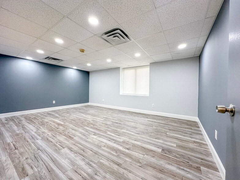 More Photos Of 406 E Pennsylvania Blvd, Feasterville Trevose Light Distribution For Lease