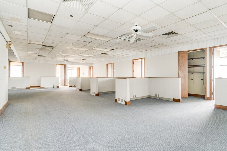 More Photos Of 825 Riverview Dr, Benton Harbor Light Distribution For Sale