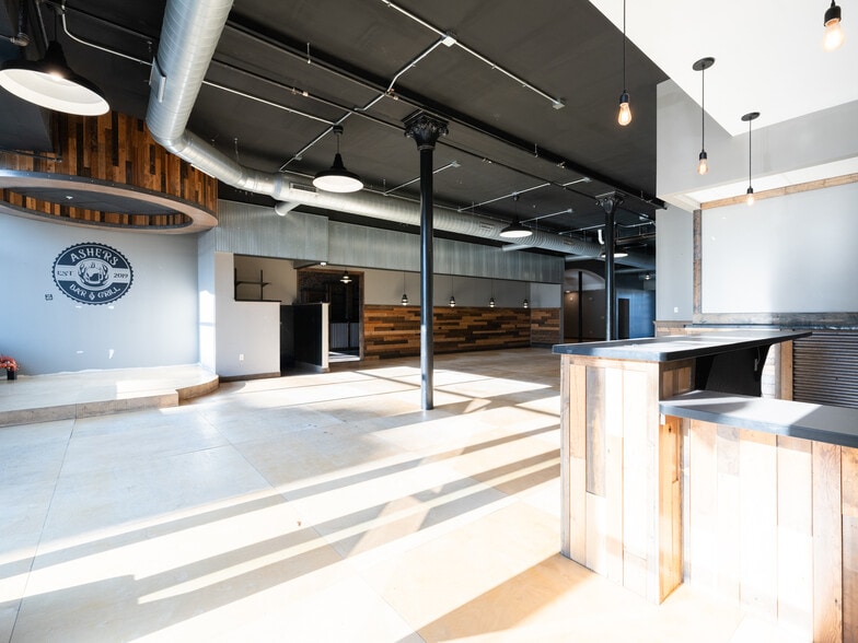 More Photos Of 353 Court St, Pekin Storefront Retail Residential For Sale