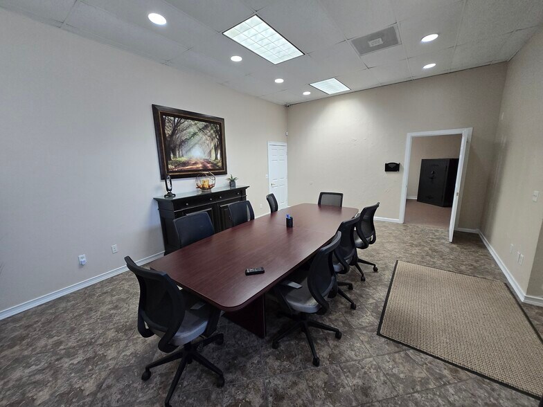 More Photos Of 1813 N Harrison St, Shawnee Flex For Lease