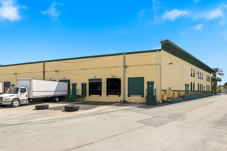 More Photos Of 6881 Kingspointe Pky, Orlando Flex For Sale