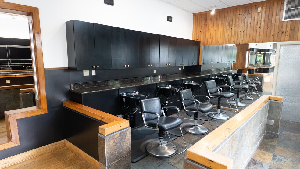 More Photos Of 7520 Perkins Rd, Baton Rouge General Retail For Sale