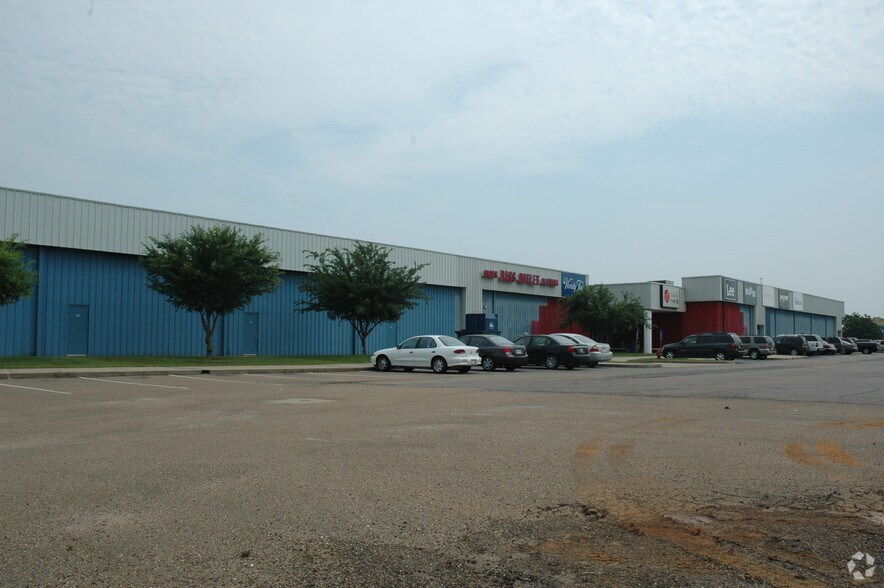 More Photos Of 700 Factory Outlet Dr, Arcadia Storefront For Lease