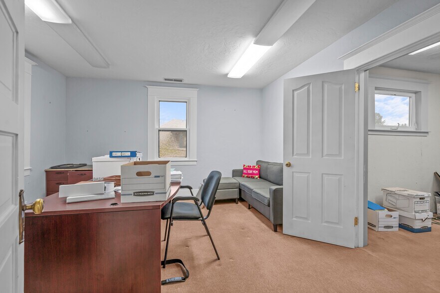 More Photos Of 236 SW Mill St, Dallas Office For Sale
