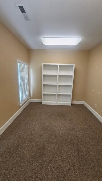 More Photos Of 717 Rosanne Dr, Kinston Medical For Lease