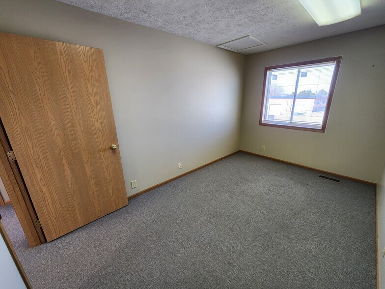 More Photos Of 10002 S 148th St, Omaha Office For Lease