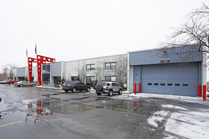 More Photos Of 3100-3150 Commercial Ave, Northbrook Manufacturing For Sale
