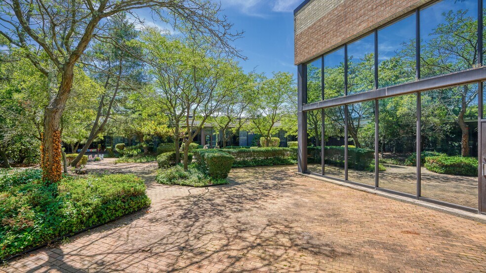 More Photos Of 1000 New Horizons Blvd, Amityville Warehouse For Lease