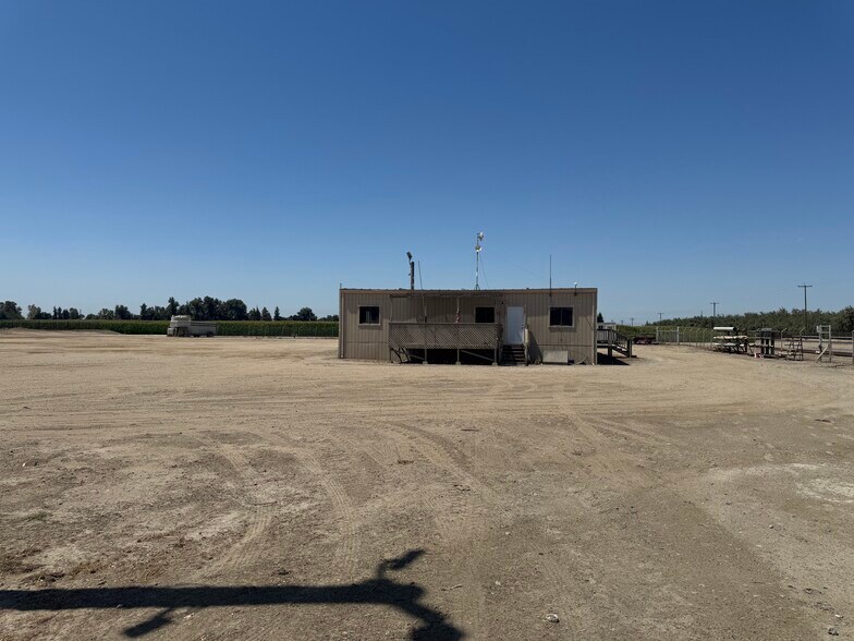 More Photos Of 18637 W Bradbury Rd, Delhi Truck Terminal For Lease