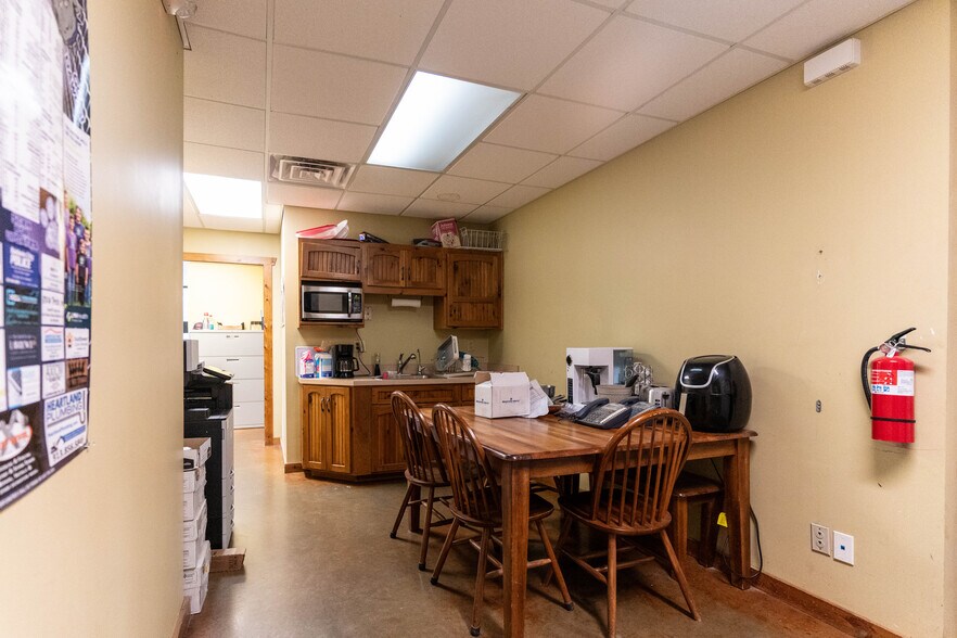 More Photos Of 800 Creekside Dr, Gardner Showroom For Sale