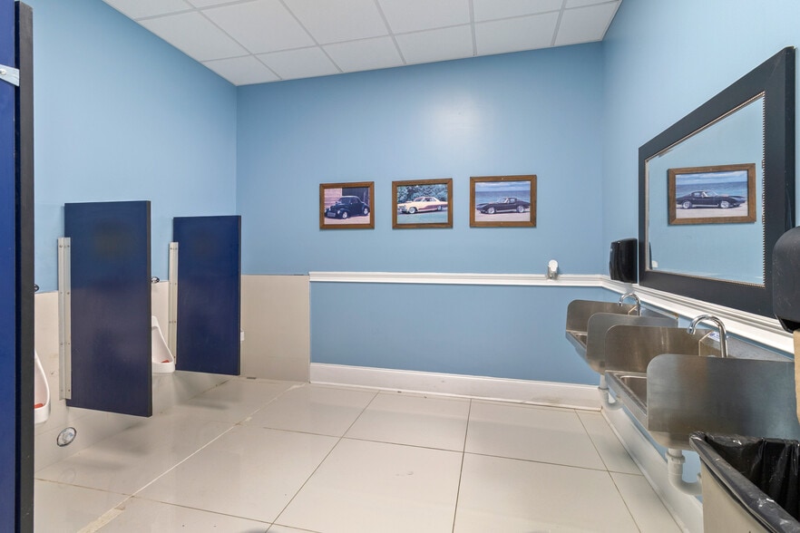 More Photos Of 395 S Ocoee St, Cleveland Showroom For Sale