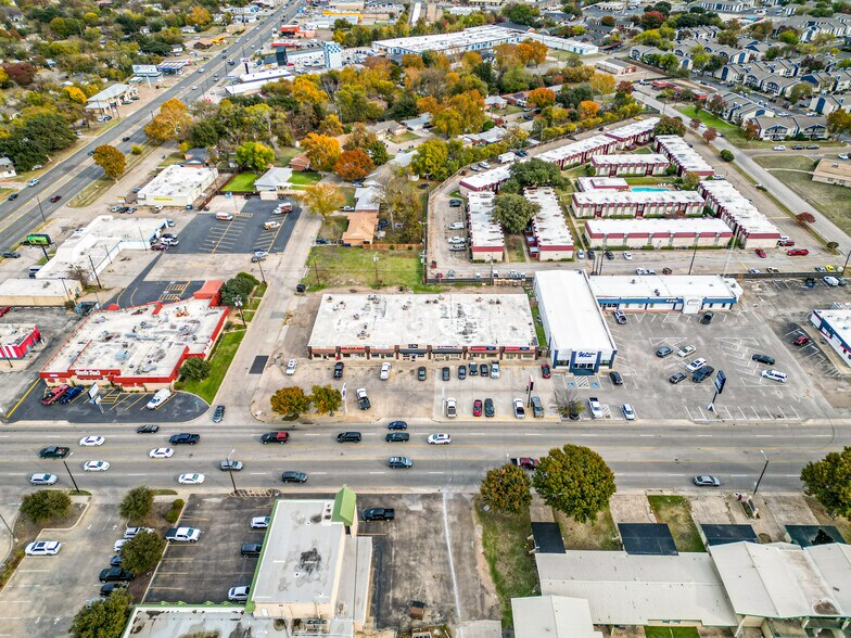 More Photos Of 929-941 Lake Air Dr, Waco Storefront For Lease