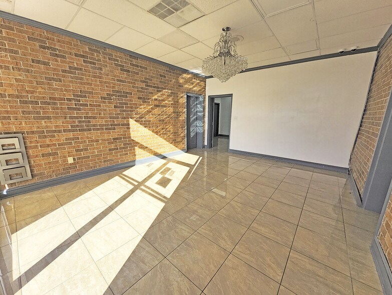 More Photos Of 2301 Devine St, Columbia General Retail For Lease