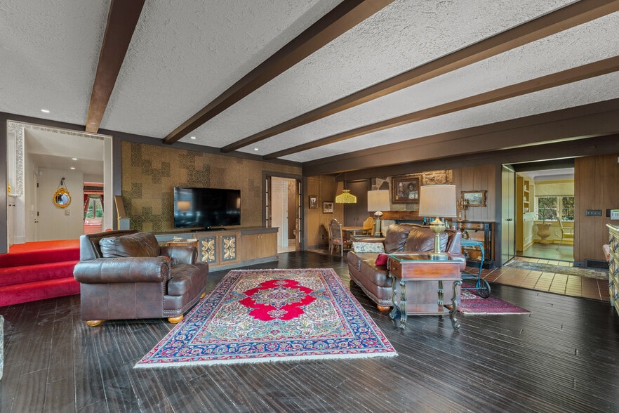 More Photos Of 550 Warner rd, Vienna Specialty For Sale
