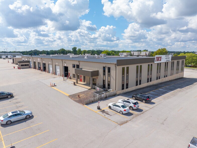 More Photos Of 2813 N Neergard Ave, Springfield Truck Terminal For Sale