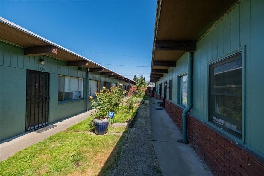 More Photos Of 1742 Center St NE, Salem Multifamily For Sale
