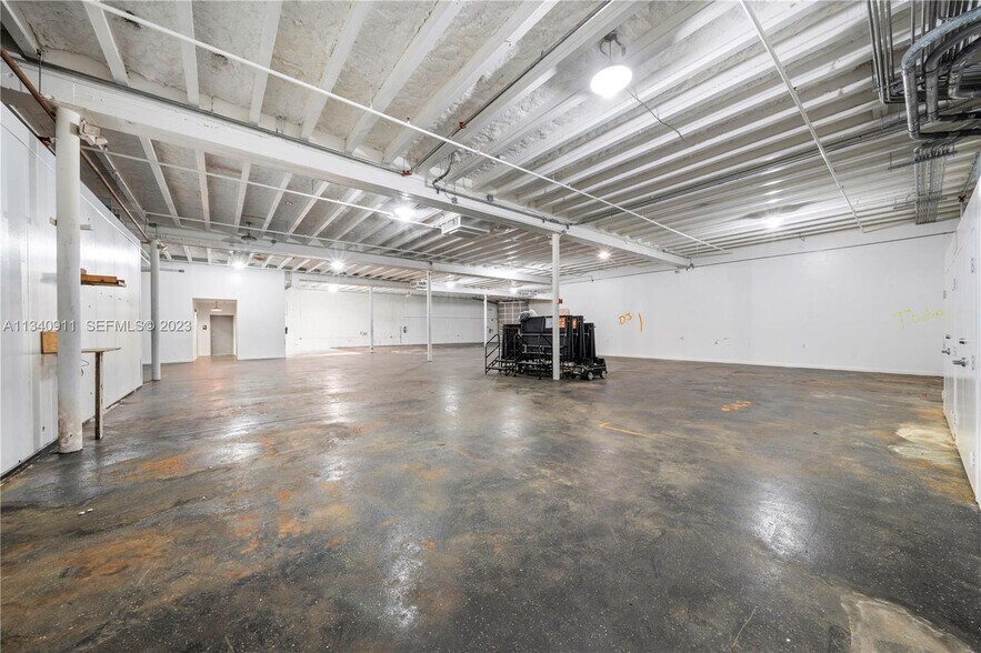More Photos Of 2585 NW 21st Ter, Miami Warehouse For Lease