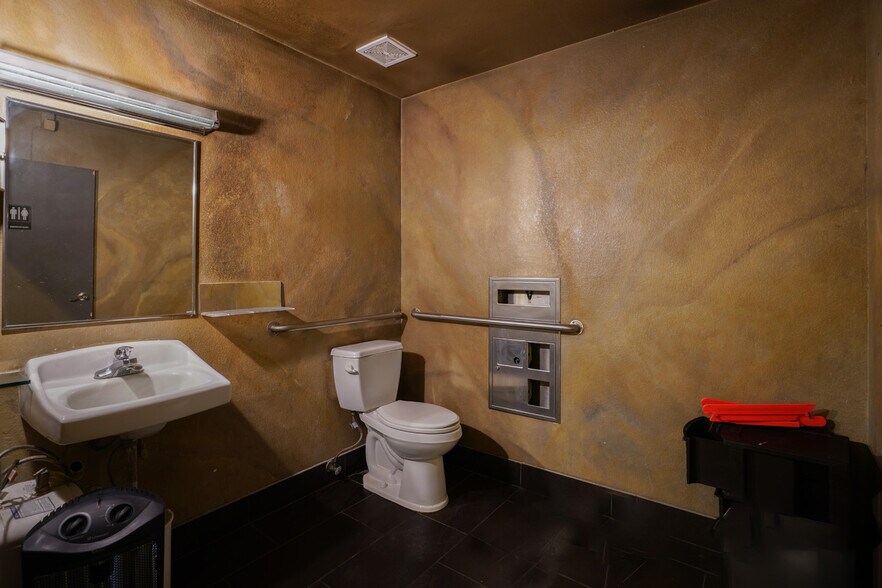 More Photos Of 353 S Palm Canyon Dr, Palm Springs Medical For Sale