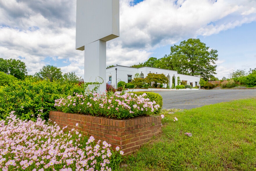 More Photos Of 490 Westfield Rd, Charlottesville Storefront Retail Office For Sale