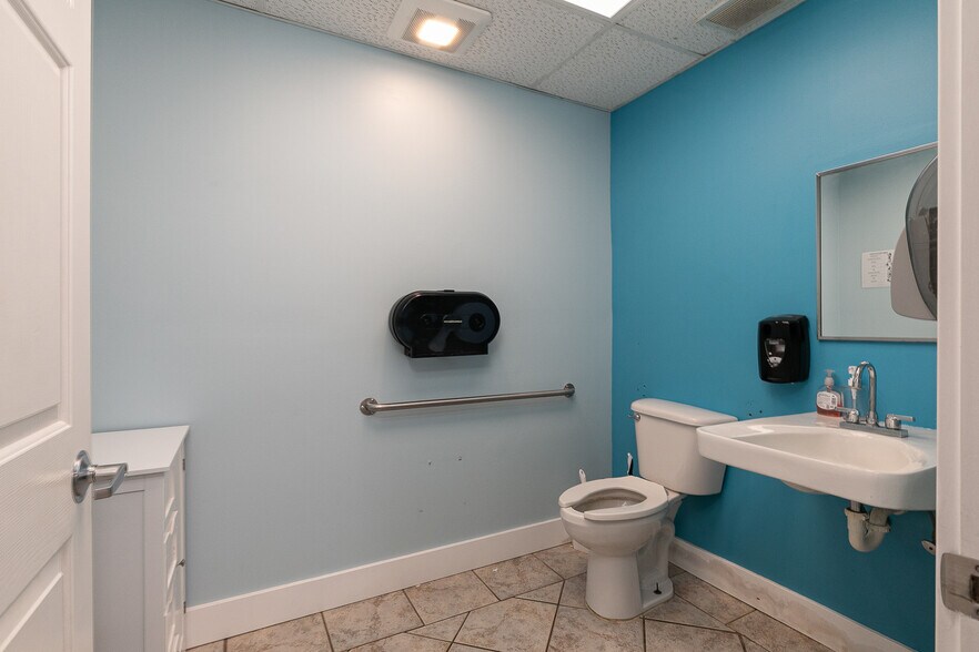 More Photos Of 500 W Daniels St, Ozark Office For Sale