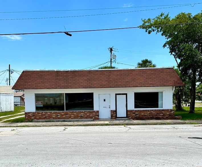 Primary Photo Of 111 S Railroad St, Bunnell Showroom For Lease