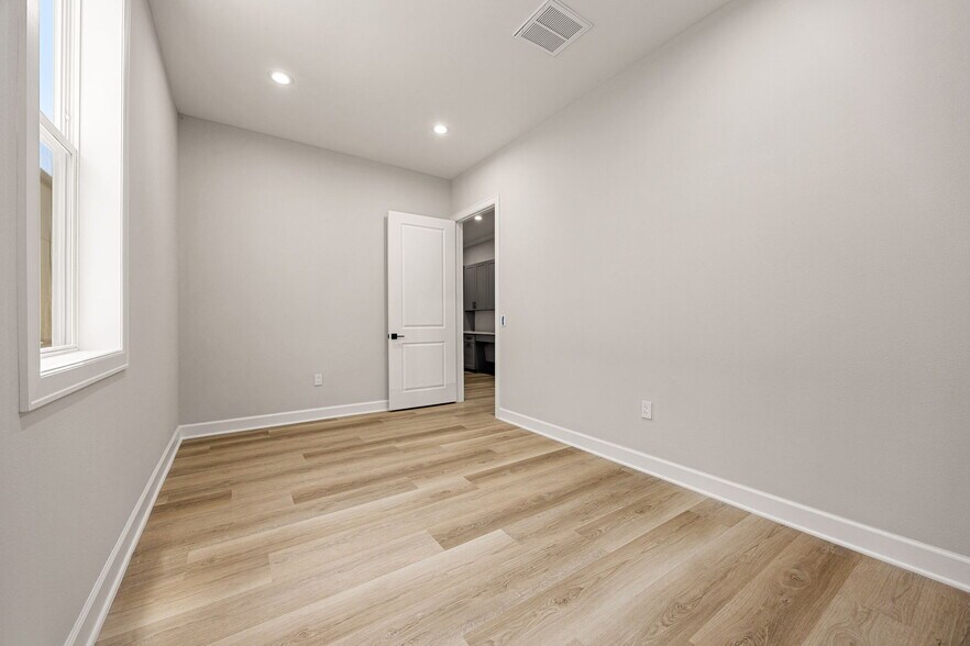 More Photos Of 1325 Main Street, Katy Medical For Sale