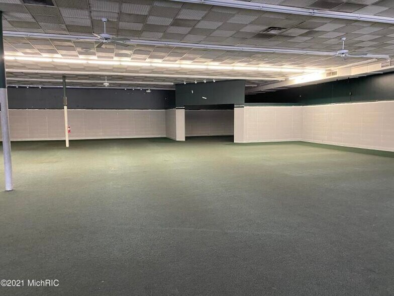 More Photos Of 113 Cypress St, Manistee Freestanding For Lease