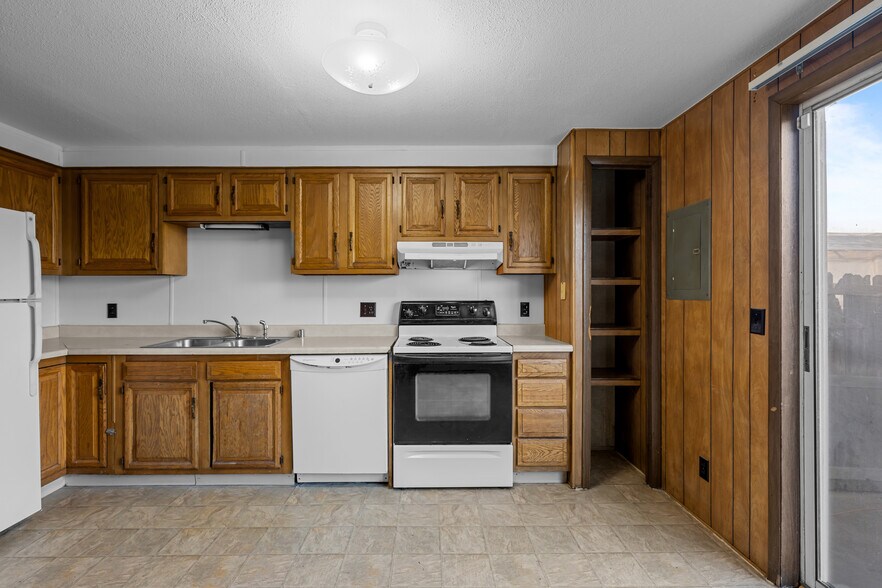 More Photos Of 1300 Balsam St, Lakewood Apartments For Sale