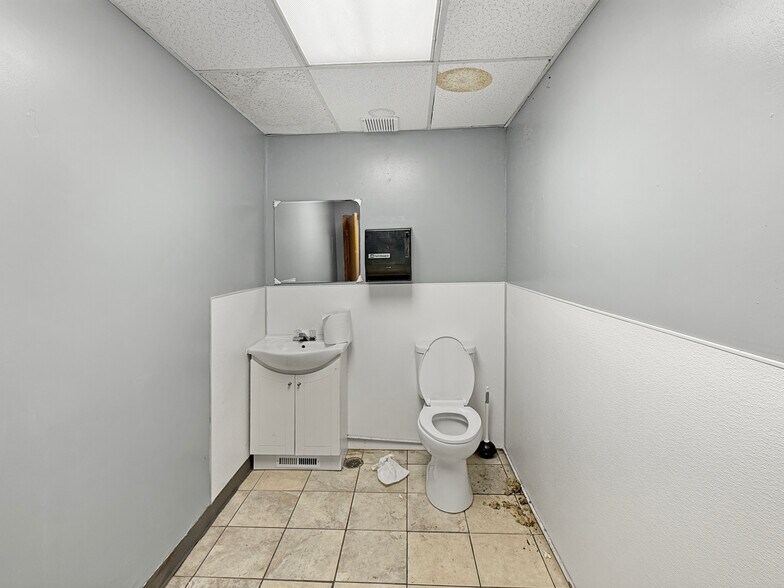 More Photos Of 2920-2926 Merle Hay Rd, Des Moines Storefront For Lease