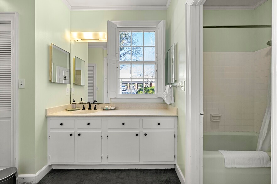 More Photos Of 132 E College St, Griffin Hospitality For Sale