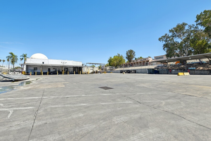 More Photos Of 4500 Lincoln Ave, Los Angeles Distribution For Lease