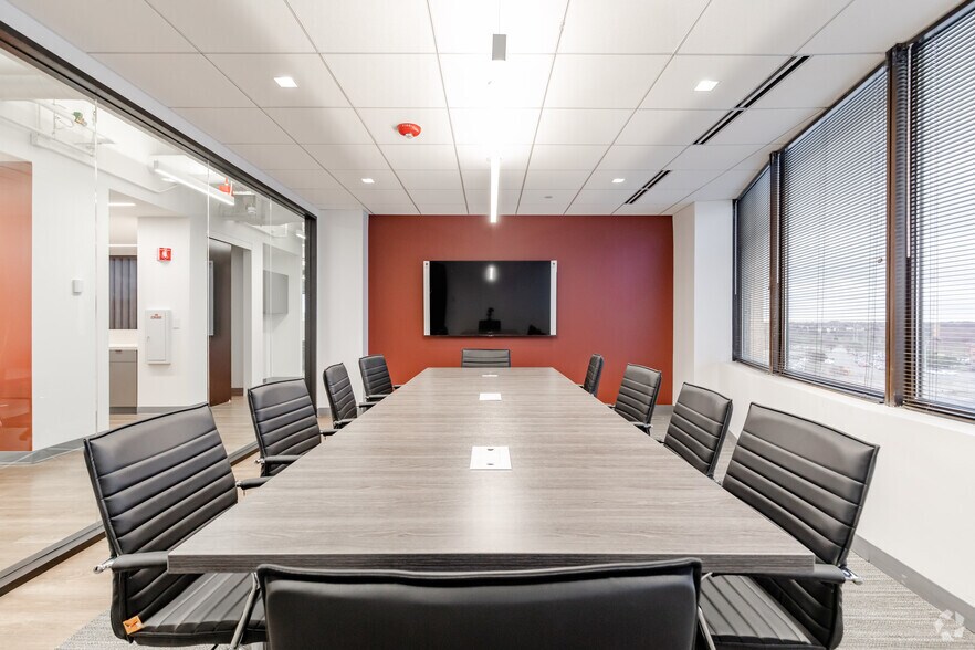 More Photos Of 1415 W 22nd St, Oak Brook Office For Lease