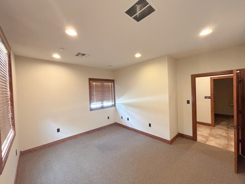 More Photos Of 2627 W Republic Rd, Springfield Office For Lease
