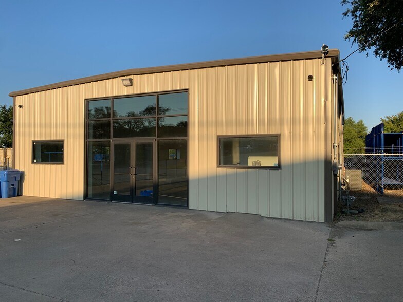 More Photos Of 5001 Dexham Rd, Rowlett Showroom For Lease