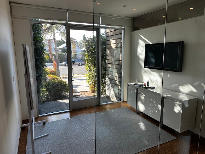 More Photos Of 326 S Pacific Coast Hwy, Redondo Beach Office For Lease