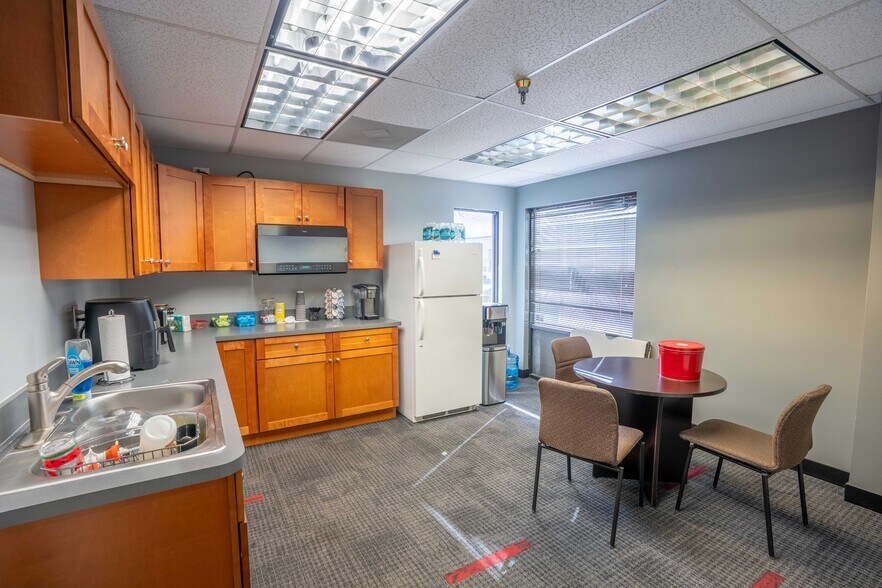 More Photos Of 5501-5519 Pioneer Park Blvd, Tampa Distribution For Lease