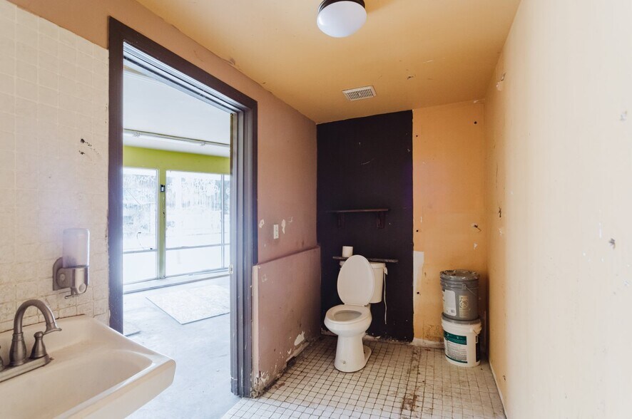 More Photos Of 3615 W Beverly Blvd, Los Angeles Freestanding For Lease