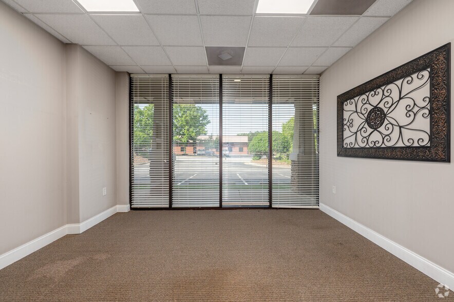 More Photos Of 4913 Summer Oak Dr, Buford Service For Lease