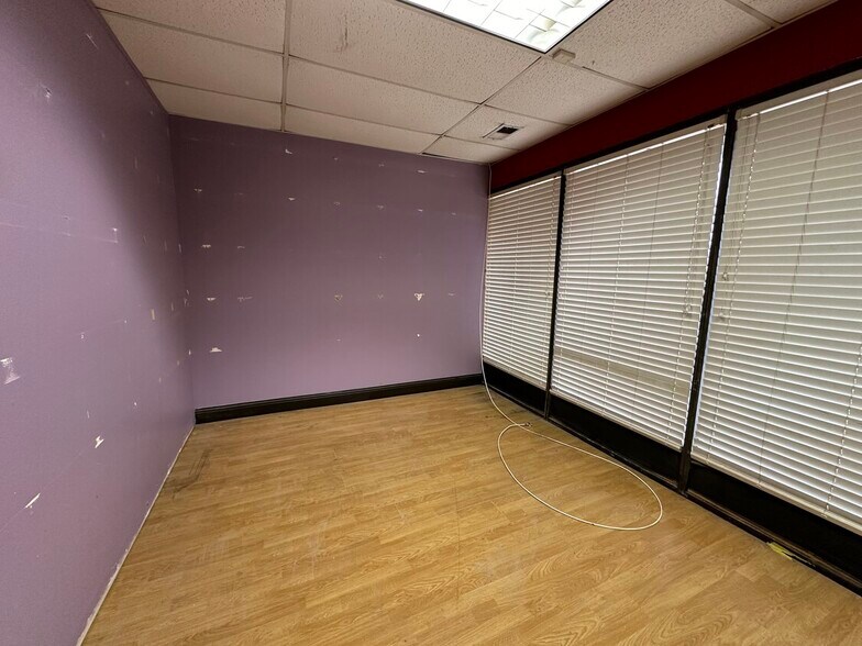 More Photos Of 1545-1549 Burgundy Pky, Streamwood Showroom For Lease