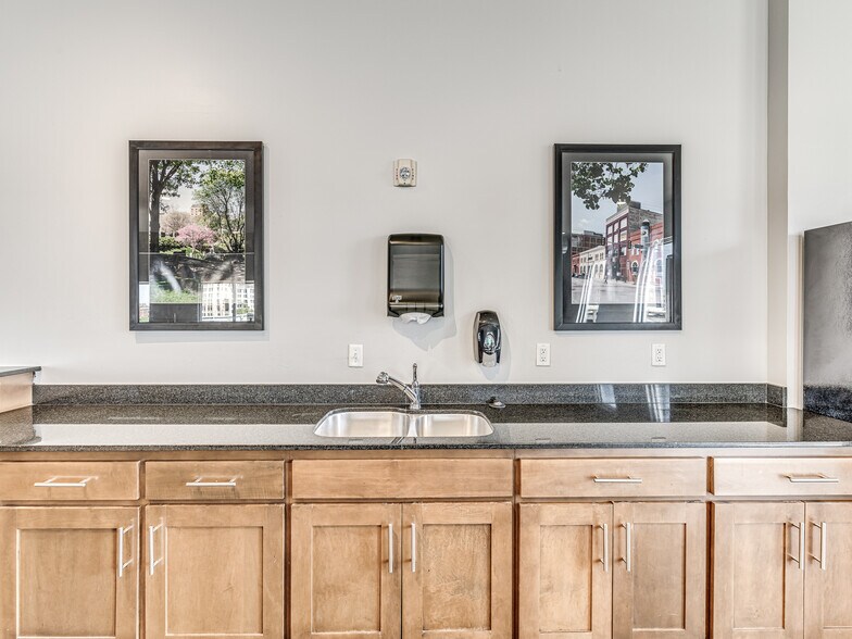 More Photos Of 2000 S Midwest Blvd, Oklahoma City Freestanding For Sale