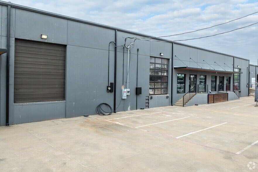 More Photos Of 4741-4743 Iberia Ave, Dallas Light Distribution For Lease